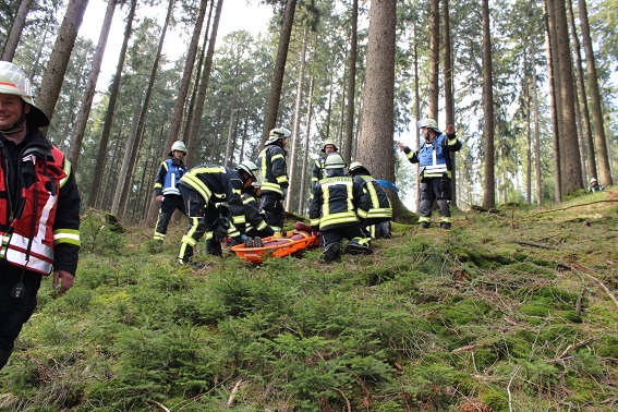 2019 06 10 Zug bung Rettung Verletzter mittels Schleifkorbtrage