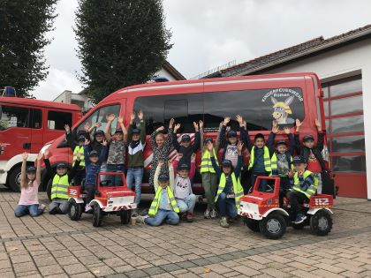Die Kinderfeuerwehr Rüthen feiert die Übergabe ihres Kinderfeuerwehrbullis